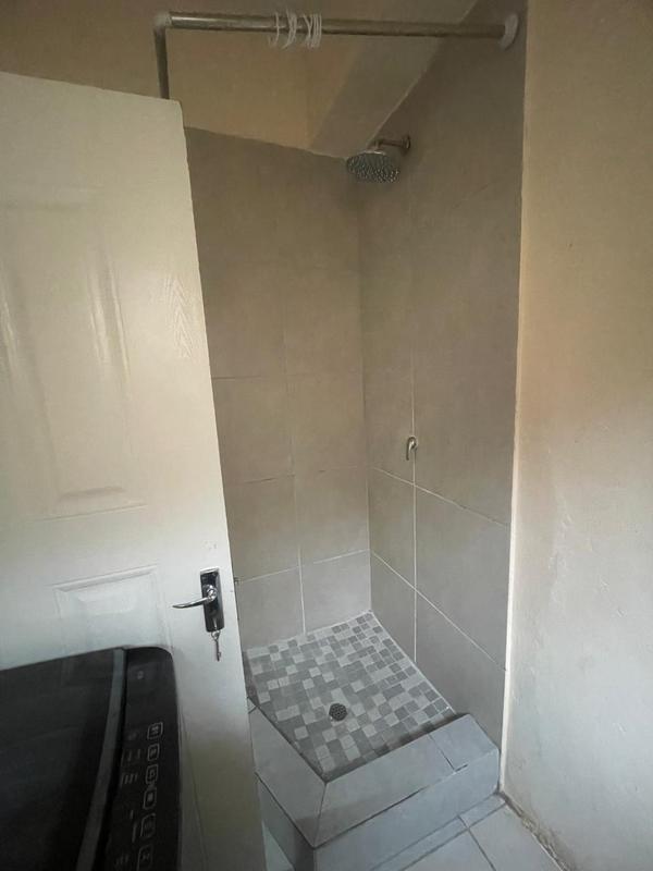 To Let 1 Bedroom Property for Rent in Orlando Gauteng