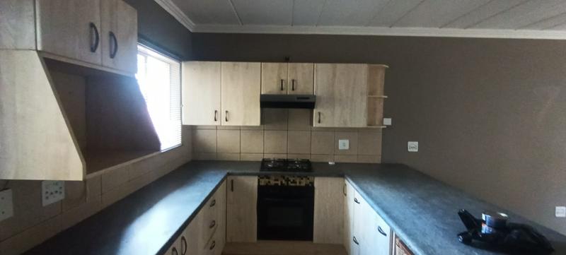 To Let 3 Bedroom Property for Rent in Rangeview Gauteng