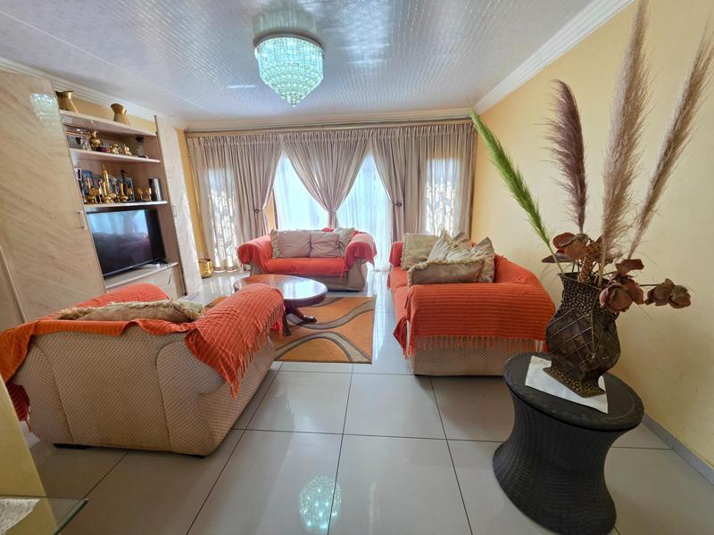 To Let 5 Bedroom Property for Rent in The Orchards Gauteng