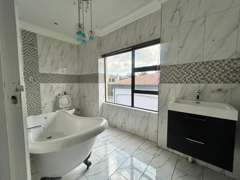 6 Bedroom Property for Sale in Blue Valley Golf Estate Gauteng