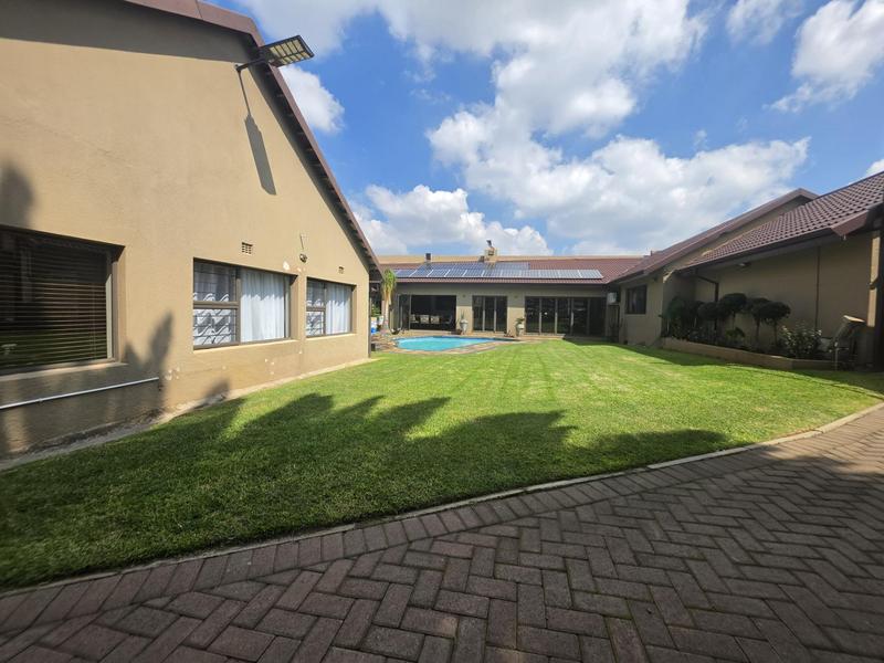 5 Bedroom Property for Sale in Verwoerdpark Gauteng