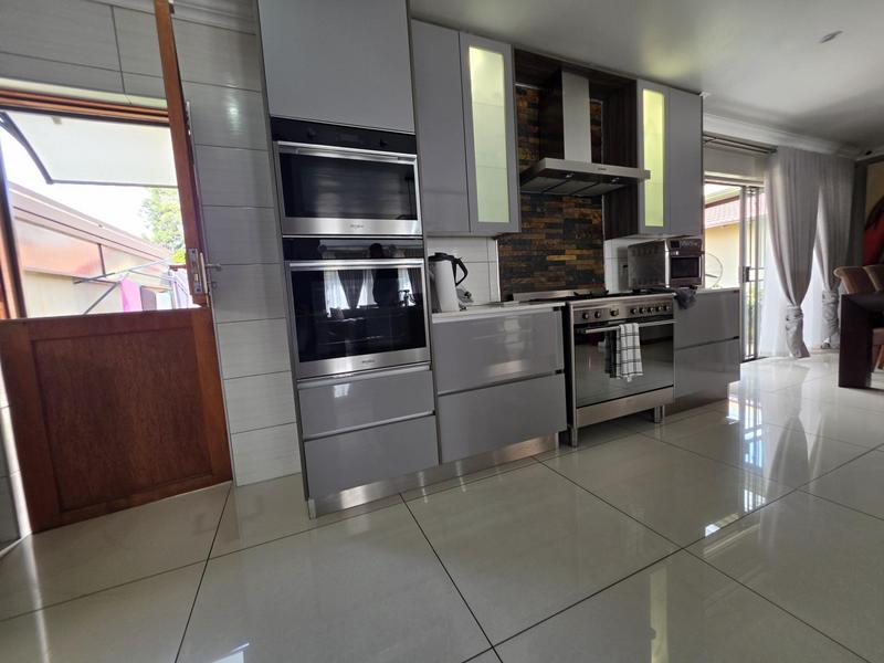 5 Bedroom Property for Sale in Verwoerdpark Gauteng