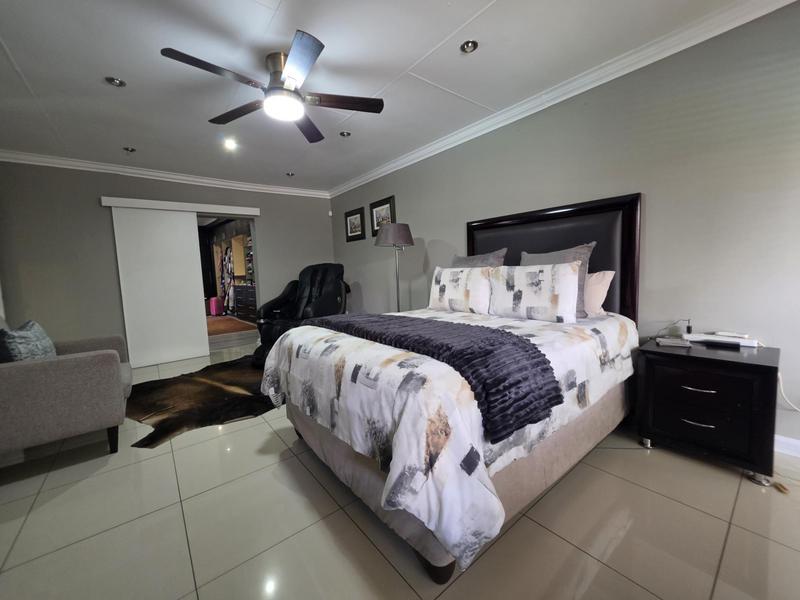 5 Bedroom Property for Sale in Verwoerdpark Gauteng