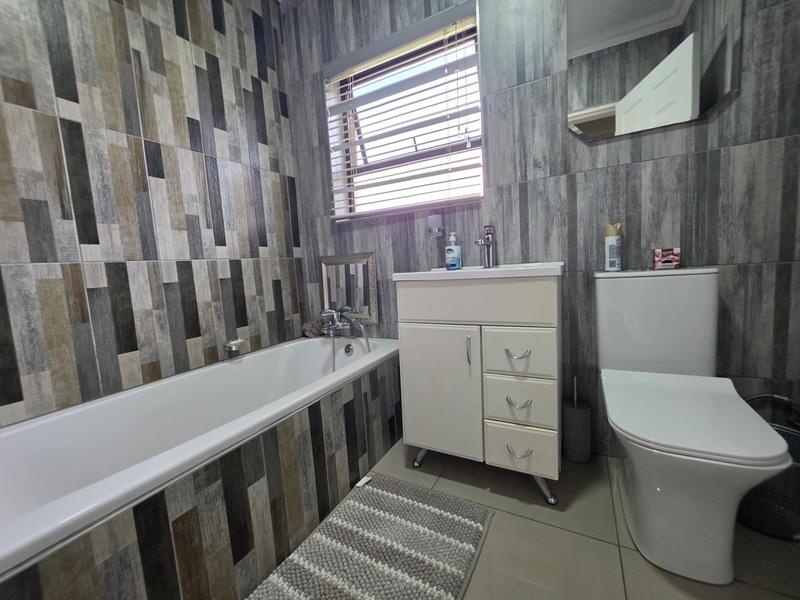 5 Bedroom Property for Sale in Verwoerdpark Gauteng