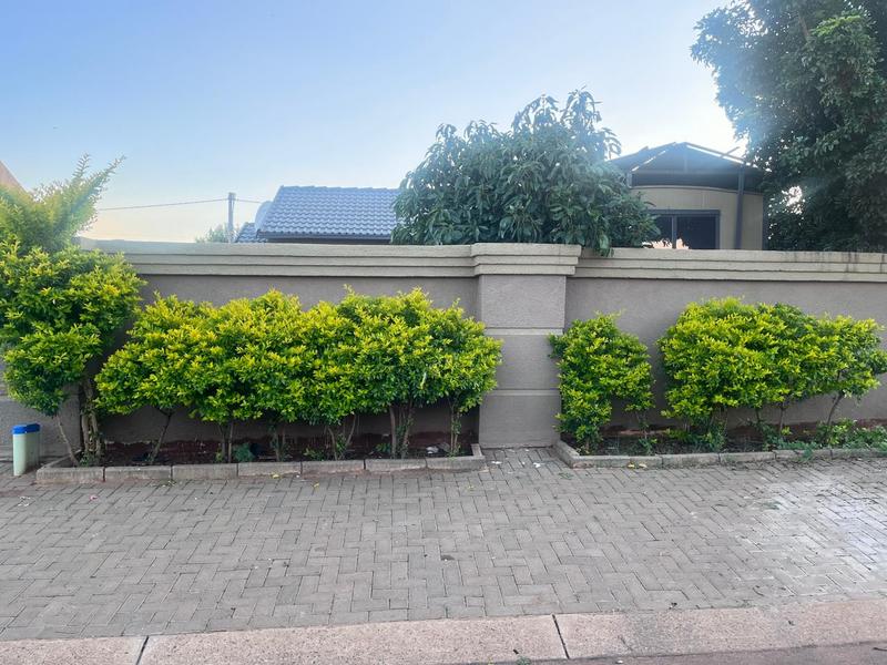 2 Bedroom Property for Sale in Clayville Gauteng