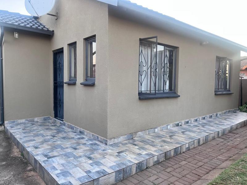2 Bedroom Property for Sale in Clayville Gauteng