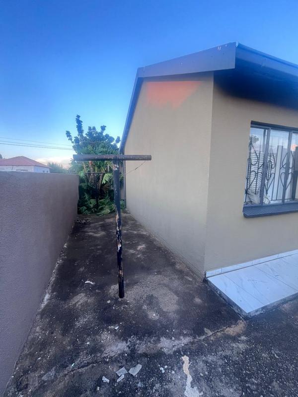 2 Bedroom Property for Sale in Clayville Gauteng