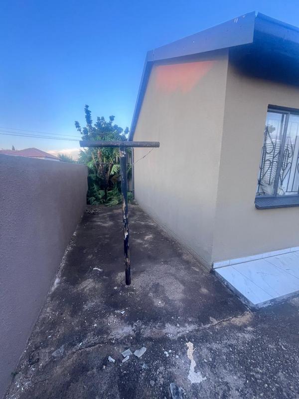 2 Bedroom Property for Sale in Clayville Gauteng