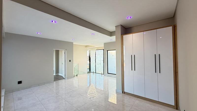 5 Bedroom Property for Sale in Midstream Heights Gauteng