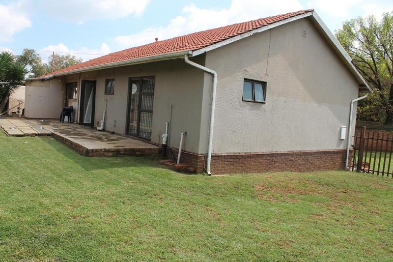 3 Bedroom Property for Sale in Buurendal Gauteng