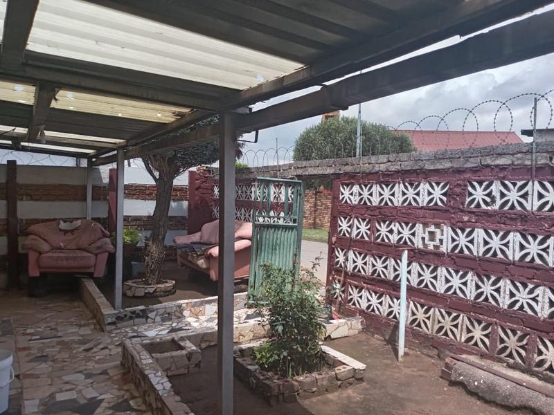 2 Bedroom Property for Sale in Dhlamini Gauteng