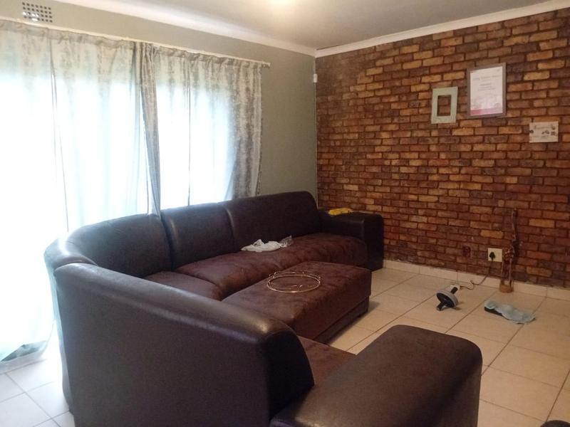 6 Bedroom Property for Sale in Rhodesfield Gauteng