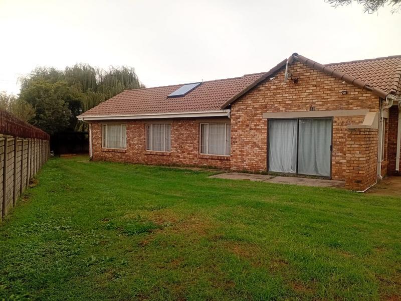 6 Bedroom Property for Sale in Rhodesfield Gauteng