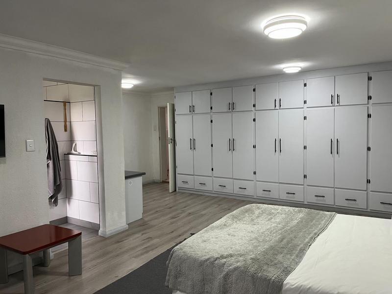 5 Bedroom Property for Sale in Glen Austin Gauteng