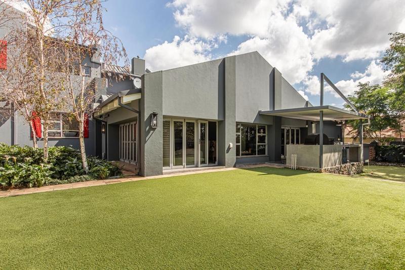 5 Bedroom Property for Sale in Featherbrooke Gauteng