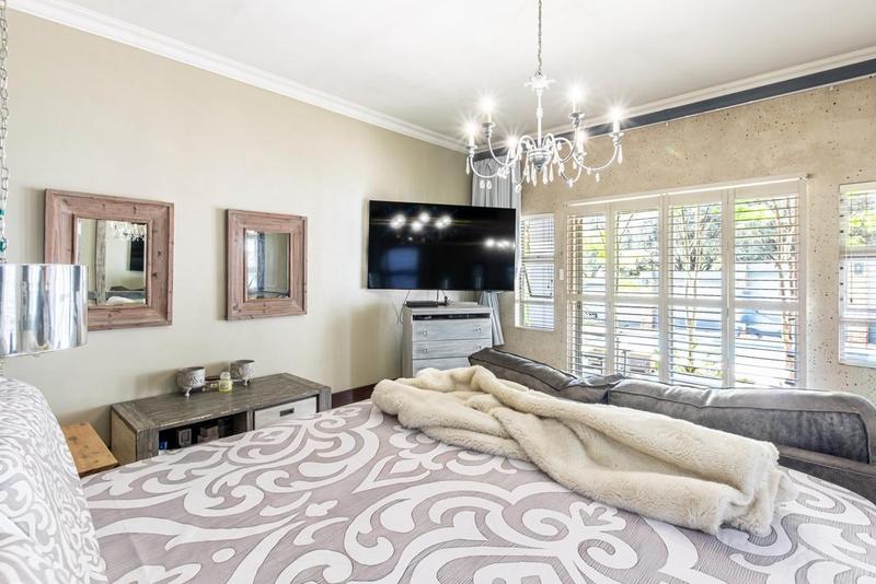 5 Bedroom Property for Sale in Featherbrooke Gauteng