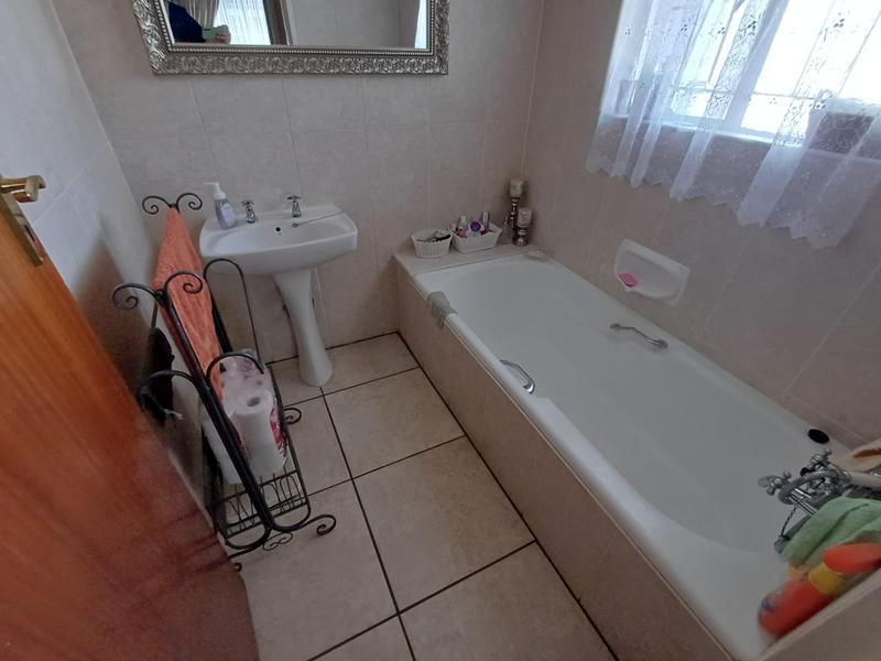 3 Bedroom Property for Sale in Unitas Park Gauteng