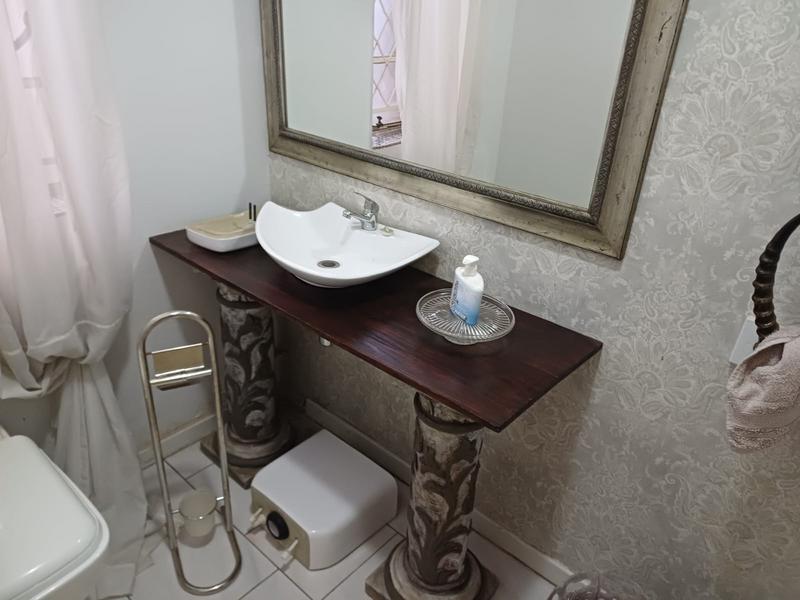 5 Bedroom Property for Sale in Unitas Park Gauteng