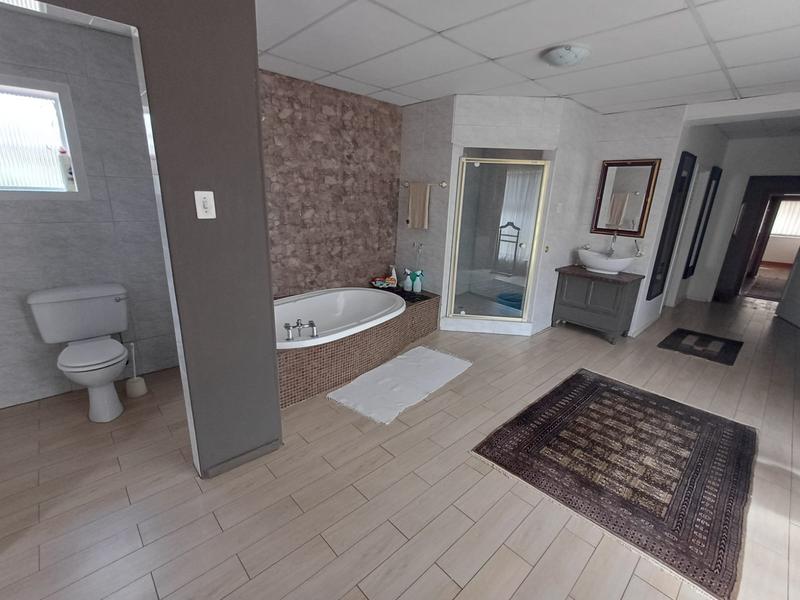 5 Bedroom Property for Sale in Unitas Park Gauteng