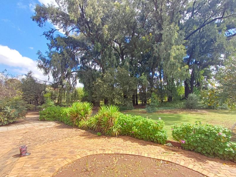 5 Bedroom Property for Sale in Unitas Park Gauteng