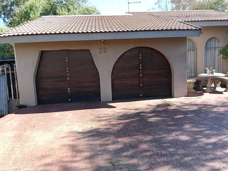 5 Bedroom Property for Sale in Brackendowns Gauteng