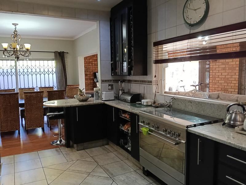 5 Bedroom Property for Sale in Brackendowns Gauteng
