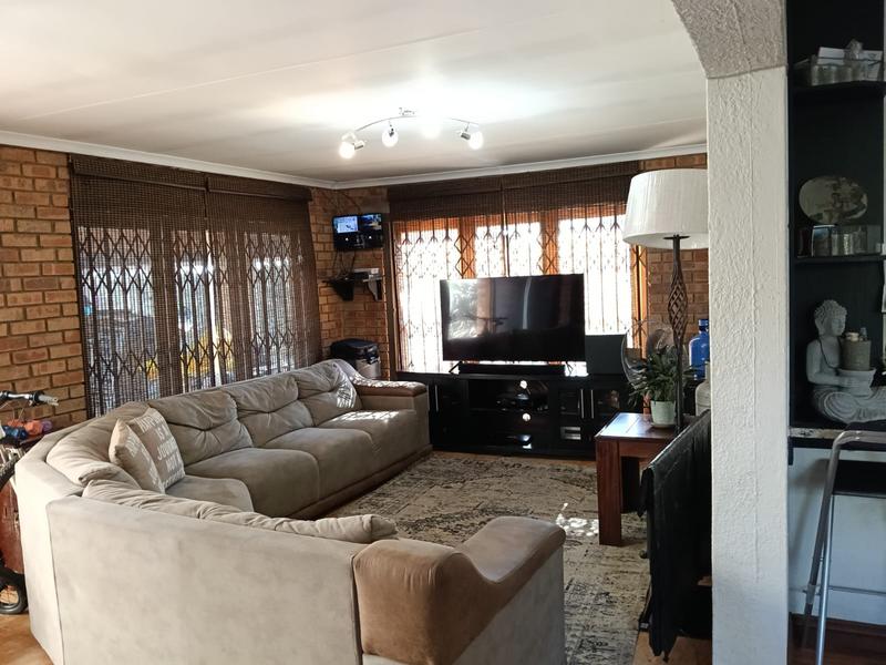 5 Bedroom Property for Sale in Brackendowns Gauteng