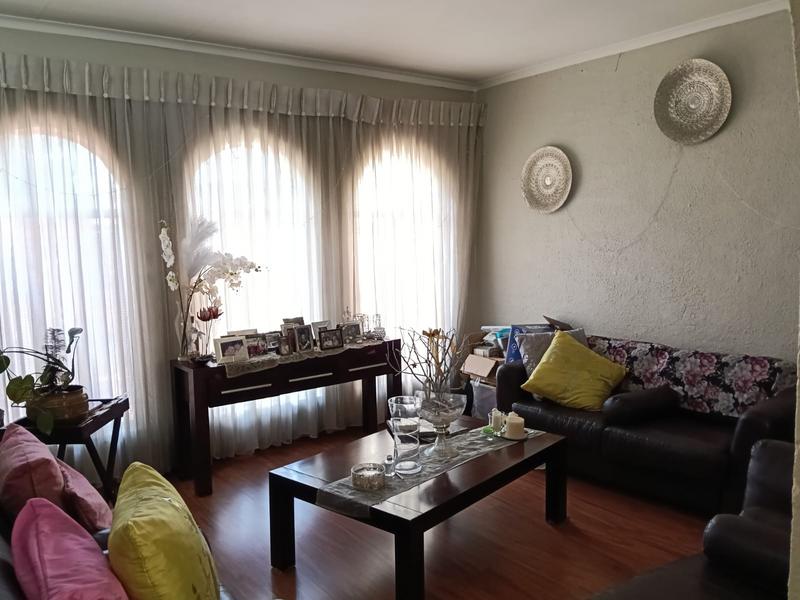 5 Bedroom Property for Sale in Brackendowns Gauteng