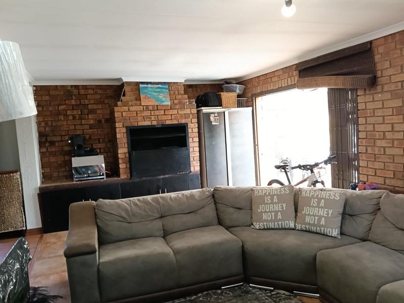 5 Bedroom Property for Sale in Brackendowns Gauteng