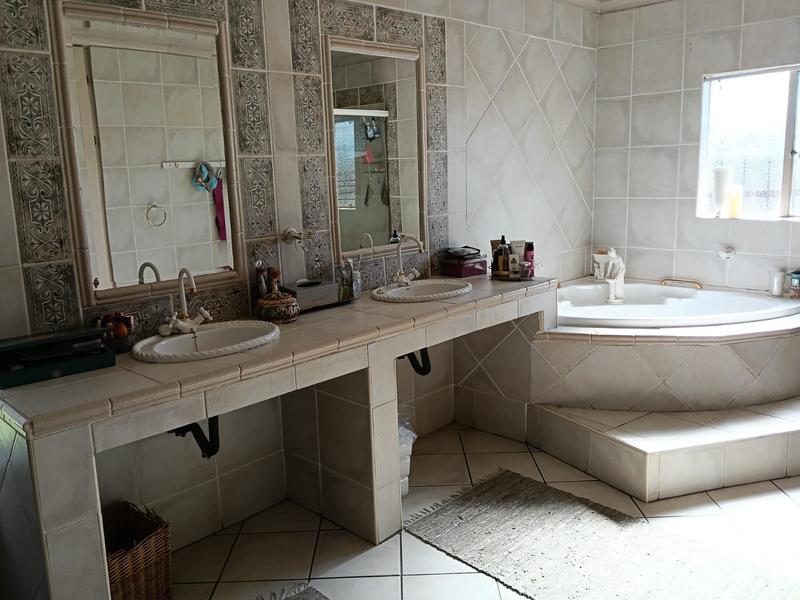 5 Bedroom Property for Sale in Brackendowns Gauteng