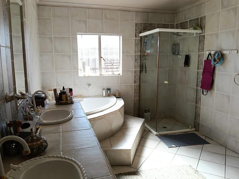 5 Bedroom Property for Sale in Brackendowns Gauteng