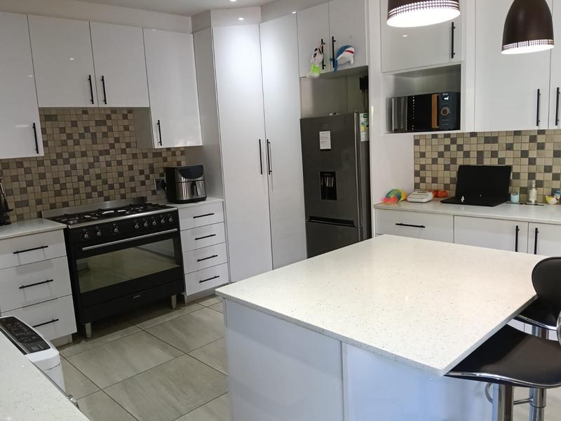 5 Bedroom Property for Sale in Brackendowns Gauteng