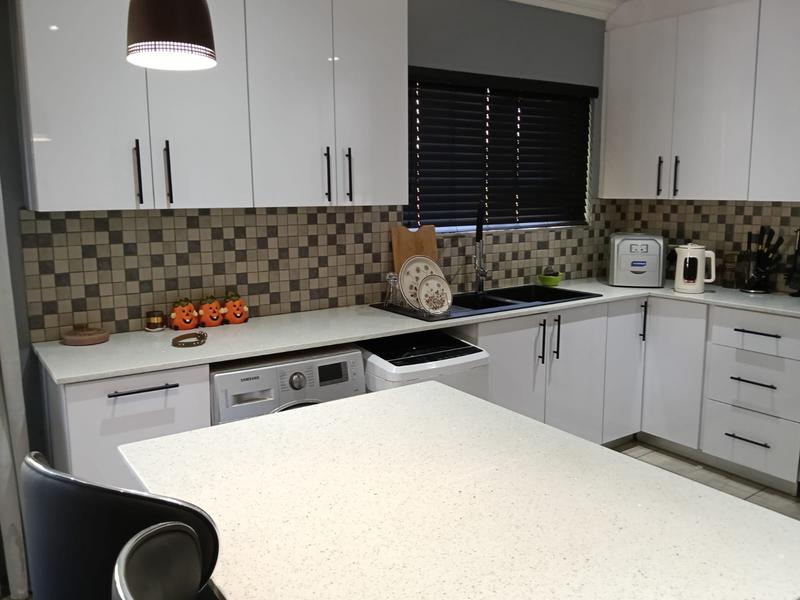 5 Bedroom Property for Sale in Brackendowns Gauteng
