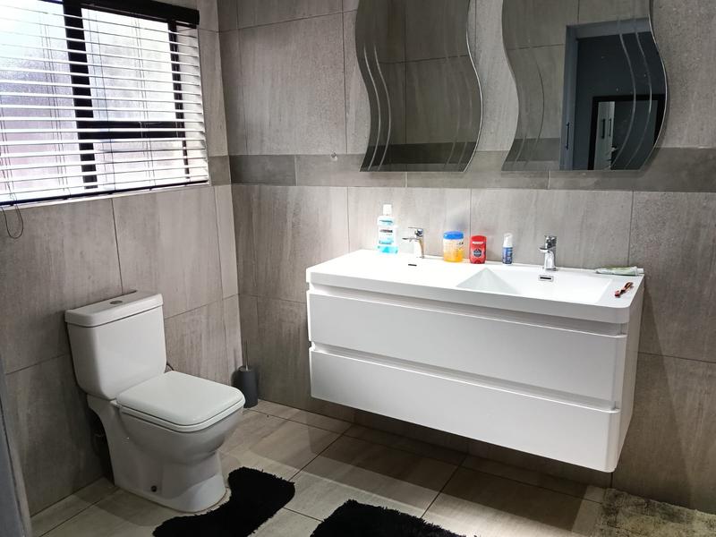 5 Bedroom Property for Sale in Brackendowns Gauteng