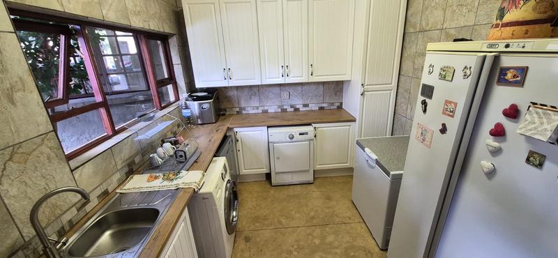 6 Bedroom Property for Sale in Mnandi Gauteng