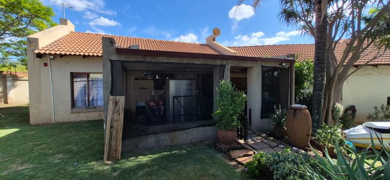 6 Bedroom Property for Sale in Mnandi Gauteng
