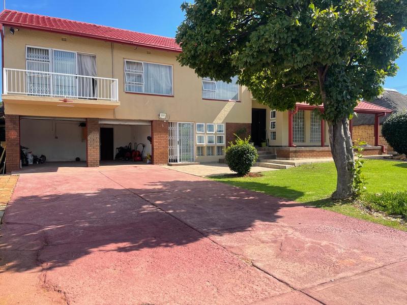 4 Bedroom Property for Sale in Glenanda Gauteng