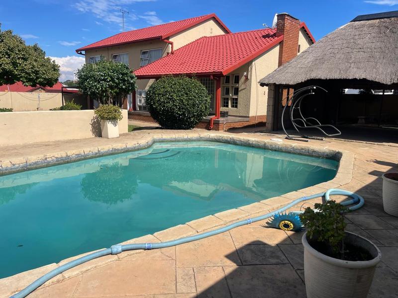 4 Bedroom Property for Sale in Glenanda Gauteng