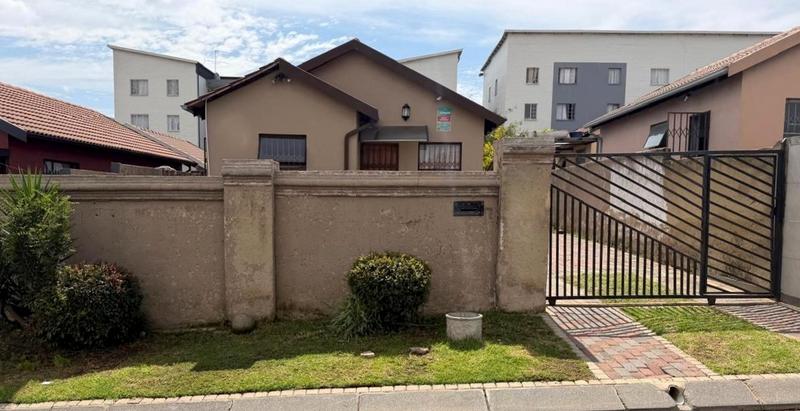 To Let 2 Bedroom Property for Rent in Fleurhof Gauteng