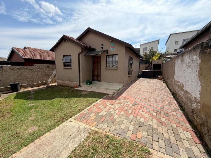 To Let 2 Bedroom Property for Rent in Fleurhof Gauteng