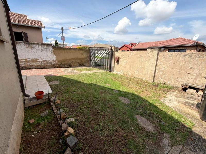 To Let 2 Bedroom Property for Rent in Fleurhof Gauteng