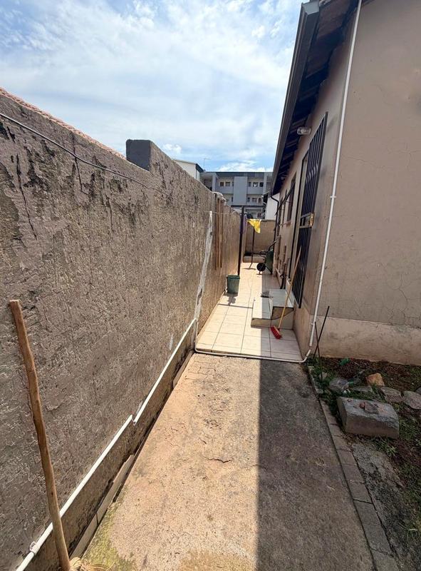 To Let 2 Bedroom Property for Rent in Fleurhof Gauteng