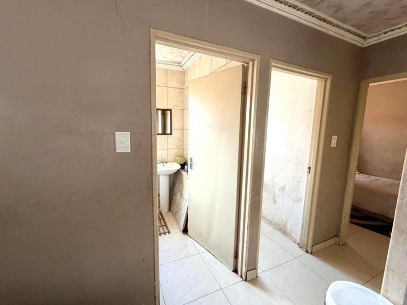 To Let 2 Bedroom Property for Rent in Fleurhof Gauteng