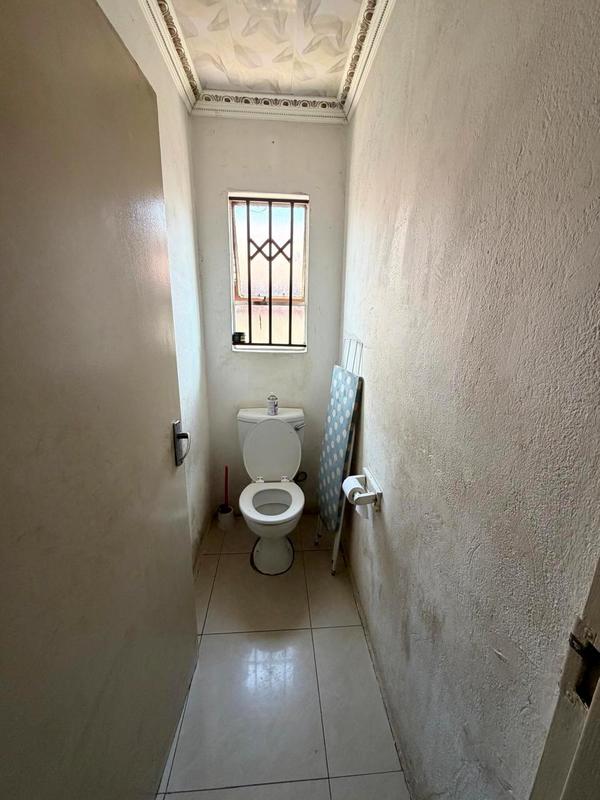 To Let 2 Bedroom Property for Rent in Fleurhof Gauteng