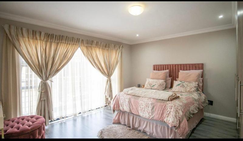 5 Bedroom Property for Sale in Hesteapark Gauteng