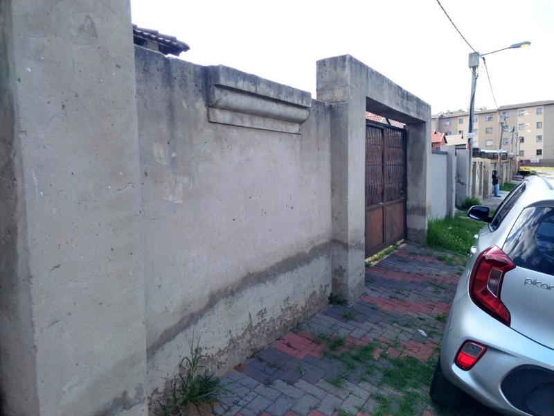 To Let 2 Bedroom Property for Rent in Fleurhof Gauteng