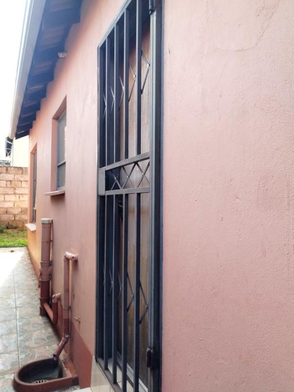 To Let 2 Bedroom Property for Rent in Fleurhof Gauteng