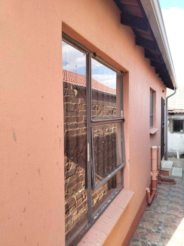 To Let 2 Bedroom Property for Rent in Fleurhof Gauteng
