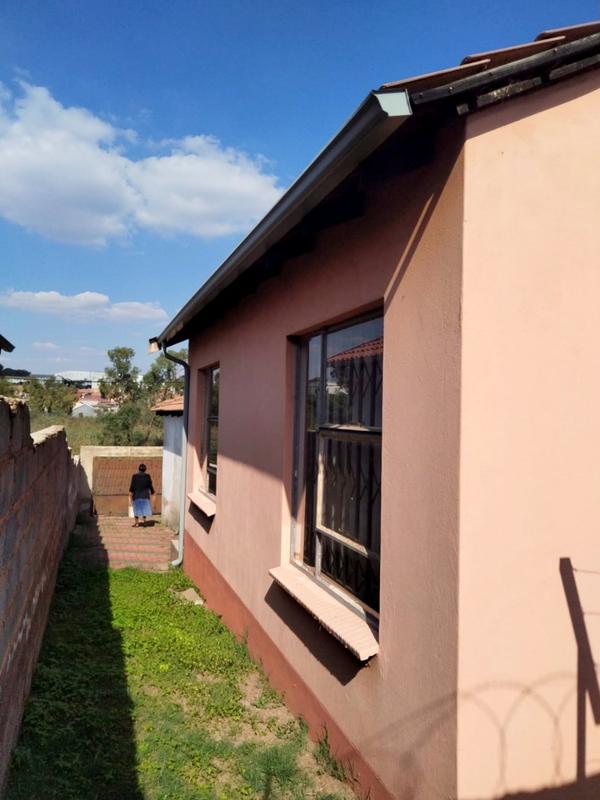 To Let 2 Bedroom Property for Rent in Fleurhof Gauteng