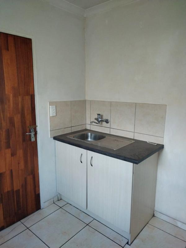 To Let 2 Bedroom Property for Rent in Fleurhof Gauteng